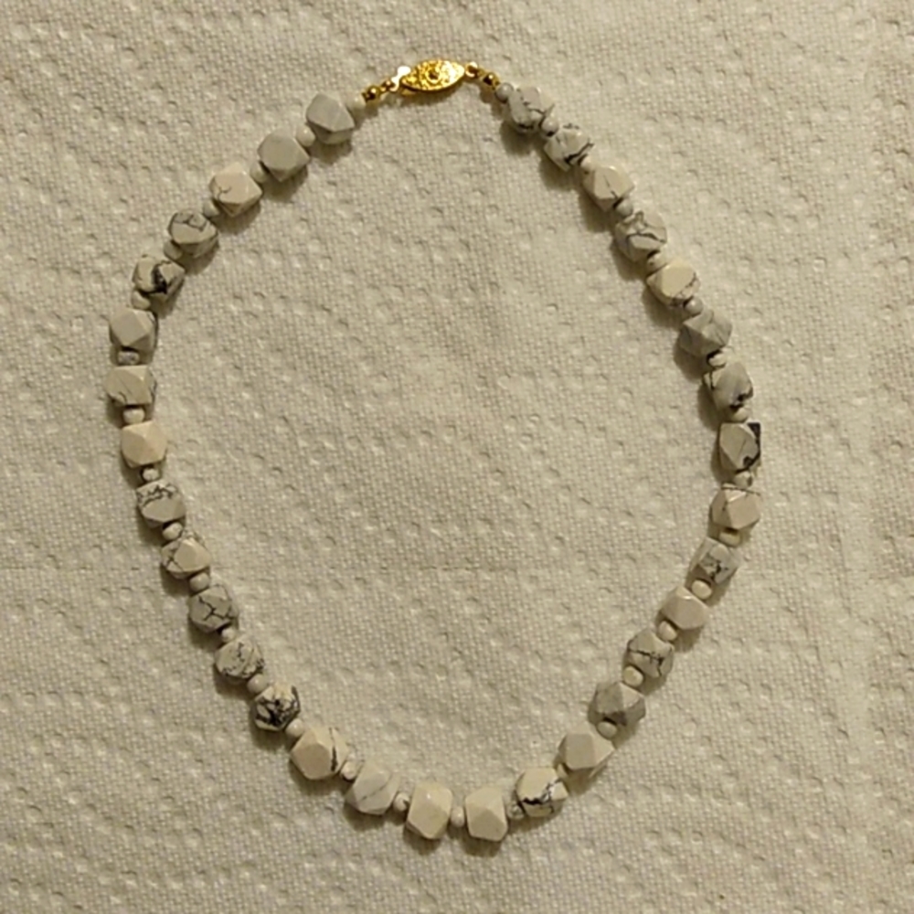 NWOT Howlite Gem Stone beaded choker necklace black white
